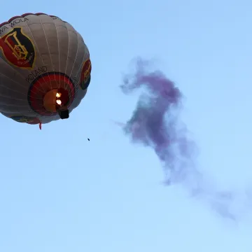 Prvi čovjek koji se s biciklom spustio s vrha balona na vrući zrak u potpuni bezdan
