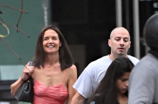 Držali se za ruke i razmjenjivali nježnosti: Katie Holmes snimljena s devet godina mlađim dečkom