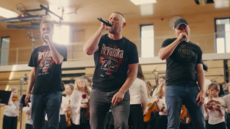 Zapre&scaron;ić Boysi za Direkt: Kako navijačke pjesme i violine pomažu gluhoj i nagluhoj djeci?