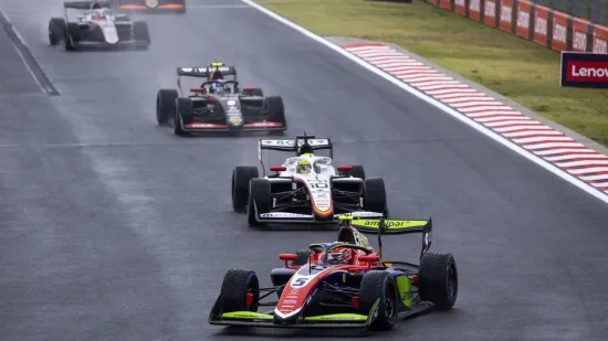 Slater najbrži na treningu Formule 3 koji su obilježili incidenti i dva prekida