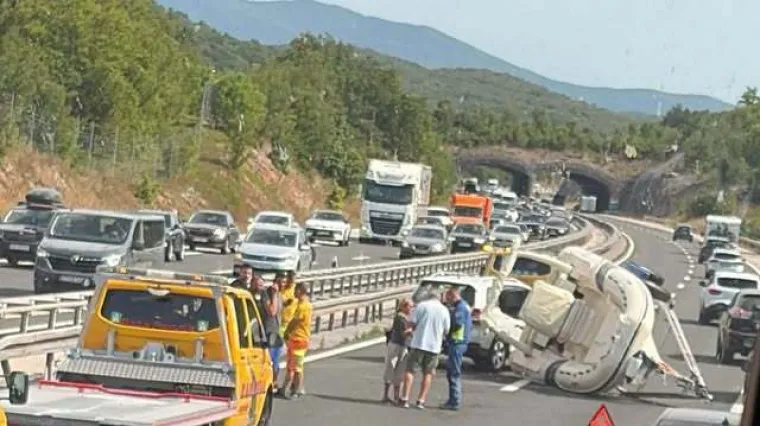 Brodica se prevrnula na A1, na cesti nastalo zastoj: 'Mogući su zastoji'