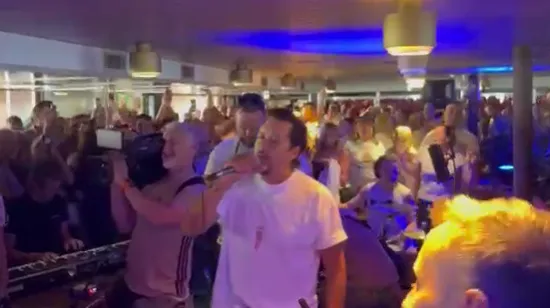 Počela je glazbena plovidba u čast Oliveru: Stotine ljudi uglas pjevaju njegove bezvremenske hitove