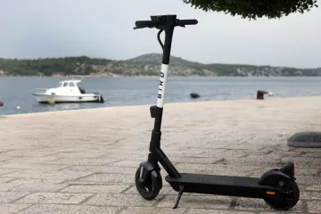 Maloljetnice kod Zadra pale s e-romobila, liječnici se jednoj bore za život