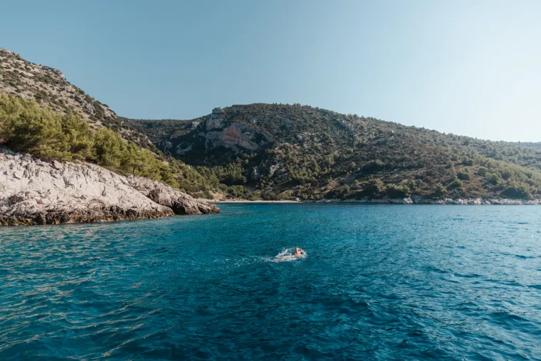 Stjepan Luk&scaron;ić uspio je oplivati cijeli otok Brač! Iza svega stoji humanitarni cilj