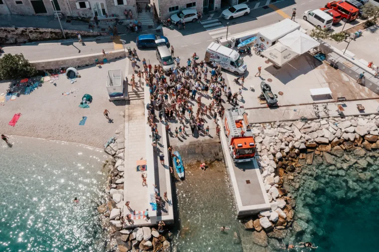Stjepan Luk&scaron;ić uspio je oplivati cijeli otok Brač! Iza svega stoji humanitarni cilj
