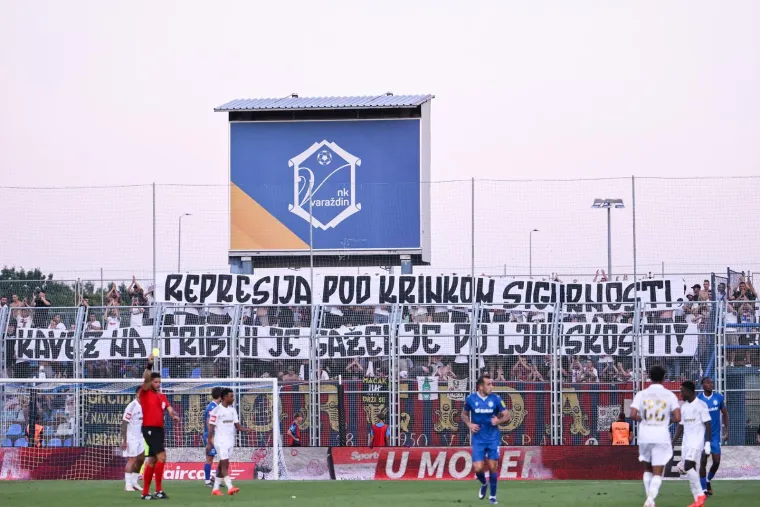 Stra&scaron;ne scene iz Varaždina: Pogledajte kako je Torcida zapalila tribinu i žestoko izvrijeđala Dalića