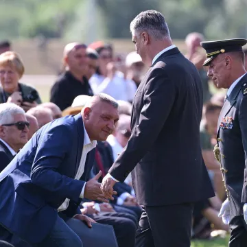 Čovjek koji je sjedio između Milanovića i Plenkovića u Kninu ima poruku za 'hu&scaron;kače' iz Srbije