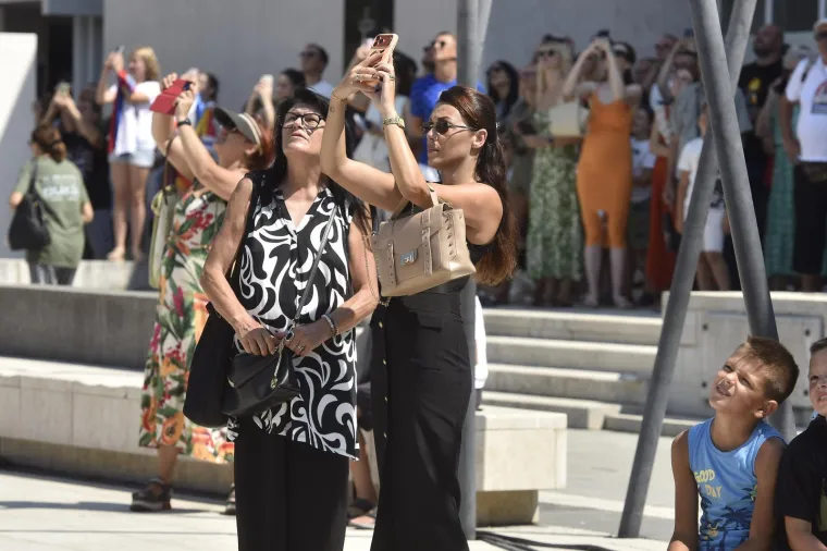 Lijepa &Scaron;ibenčanka u Kninu mamila poglede i uživala u spektaklu