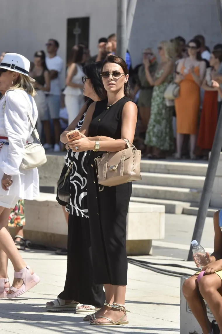 Lijepa &Scaron;ibenčanka u Kninu mamila poglede i uživala u spektaklu
