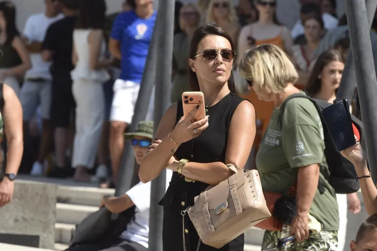 Lijepa &Scaron;ibenčanka u Kninu mamila poglede i uživala u spektaklu