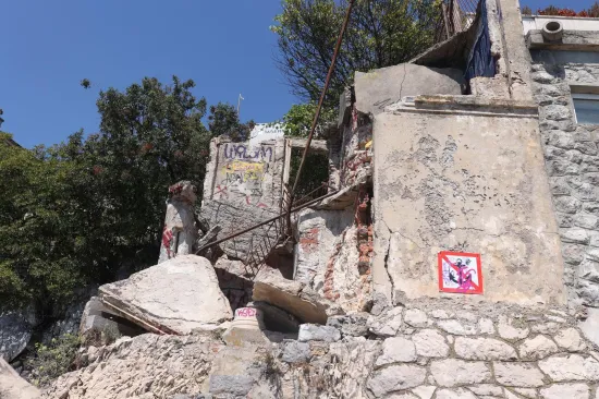 Poznato stanje maloljetnika na koje se uru&scaron;io balkon napu&scaron;tene vile u Rijeci