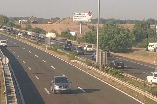 Krenuo je udar prema moru! Kilometarske kolone na autocestama, kod Zagreba dvije nesreće