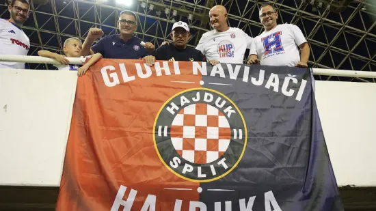 Pogledajte tko se pojavio u loži Hajduka: Plavu&scaron;a sa kultnom zastavom je ukrala 'show'