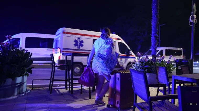 Noć straha kod Omi&scaron;a: Hitna zbrinula 19 osoba, u pripravnosti brod Hrvatske ratne mornarice