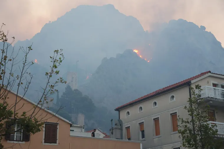 Simbol otpora: Tvrđava koja je stoljećima branila Omi&scaron; noćas se borila s plamenom