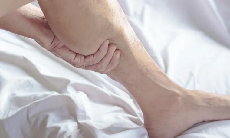 Noću imate grčeve u nogama? Liječnici objasnili je li to bezazlena smetnja ili znak za uzbunu