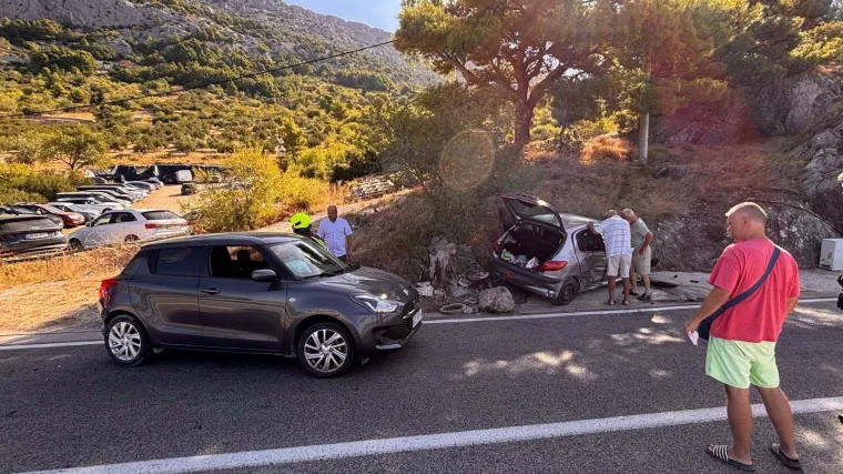 Te&scaron;ka nesreća u Brelima: Ozlijeđene dvije osobe, vatrogasci jednu izvlačili iz vozila