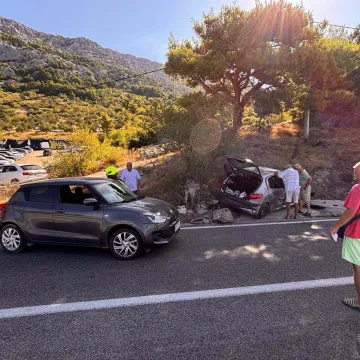 Te&scaron;ka nesreća u Brelima: Ozlijeđene dvije osobe, vatrogasci jednu izvlačili iz vozila