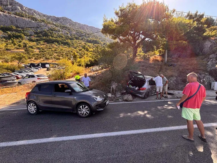 Te&scaron;ka nesreća u Brelima: Ozlijeđene dvije osobe, vatrogasci jednu izvlačili iz vozila