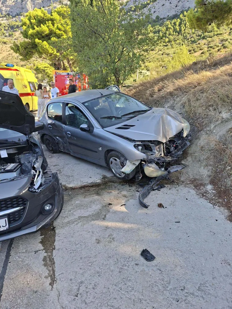 Te&scaron;ka nesreća u Brelima: Ozlijeđene dvije osobe, vatrogasci jednu izvlačili iz vozila