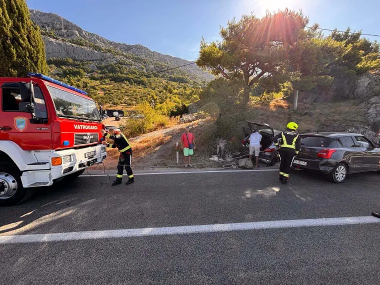 Te&scaron;ka nesreća u Brelima: Ozlijeđene dvije osobe, vatrogasci jednu izvlačili iz vozila
