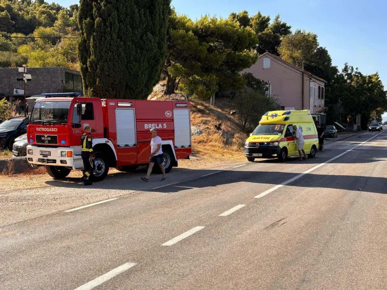 Te&scaron;ka nesreća u Brelima: Ozlijeđene dvije osobe, vatrogasci jednu izvlačili iz vozila