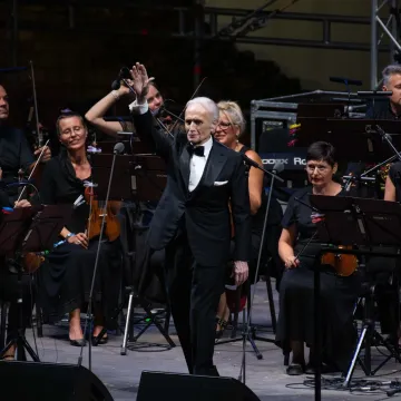 Legendarni tenor održat će spektakularan koncert ispred Katedrale