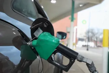 Dvije djevojke napravile sličan dar-mar na pumpama u dva različita grada