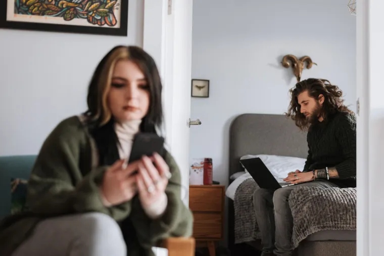 Ljubav vi&scaron;e nije samo za dvoje: Ovako lajkovi, poruke i objave mijenjaju veze