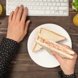 Znate li koliko je opasno jesti za tipkovnicom? Odgovori mikrobiologa će vas iznenaditi