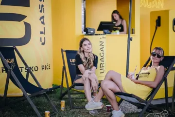 Nisu trebale pozornicu da bi ukrale kadar: Dvije zgodne plavu&scaron;e uživale u čarima &Scaron;pancirfesta