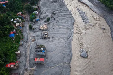Raste broj žrtava nakon katastrofe u Nepalu: 'Potrage se obustavljaju, stižu još gore poplave'