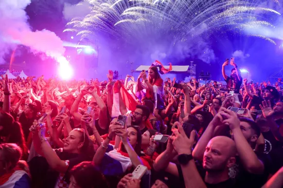Vi&scaron;e od 100.000 ljudi svjedočilo spektaklu u Vukovaru! Thompson izveo hit za hitom, dronovi napravili show