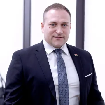 Na&scaron; ministar pjevao Thompsona s tisućama, a onda poručio: 'Ostavimo tu kletvu jednom zauvijek'