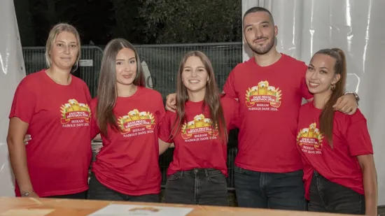 Sve oči bile su uprte u njih: Zgodne legice zablistale, a brinete u crvenom ukrale show