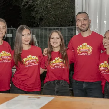 Sve oči bile su uprte u njih: Zgodne legice zablistale, a brinete u crvenom ukrale show