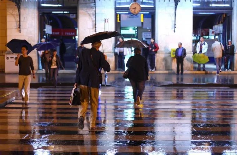 PXL ki&scaron;a munja nevrijeme zagreb Prolom oblaka Zagrebu