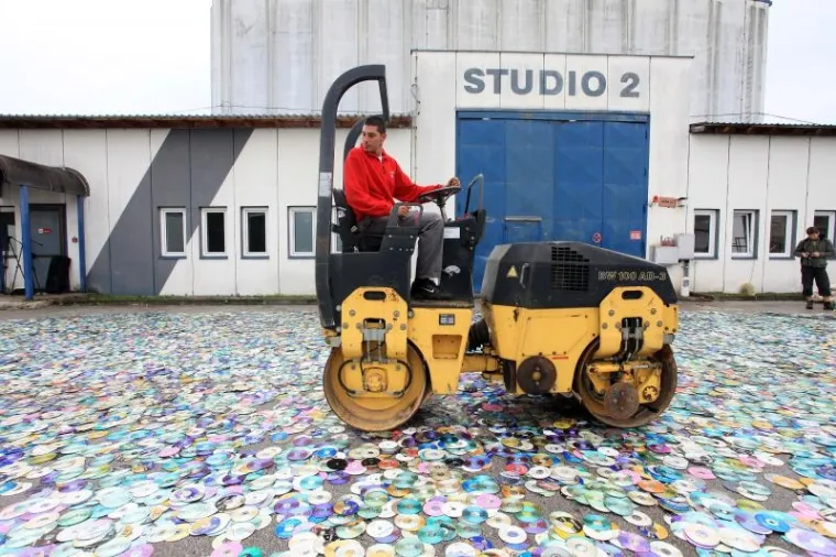 PXL pirati dvd vhs Totalno uni&scaron;tenje piratskih DVD-a VHS-a