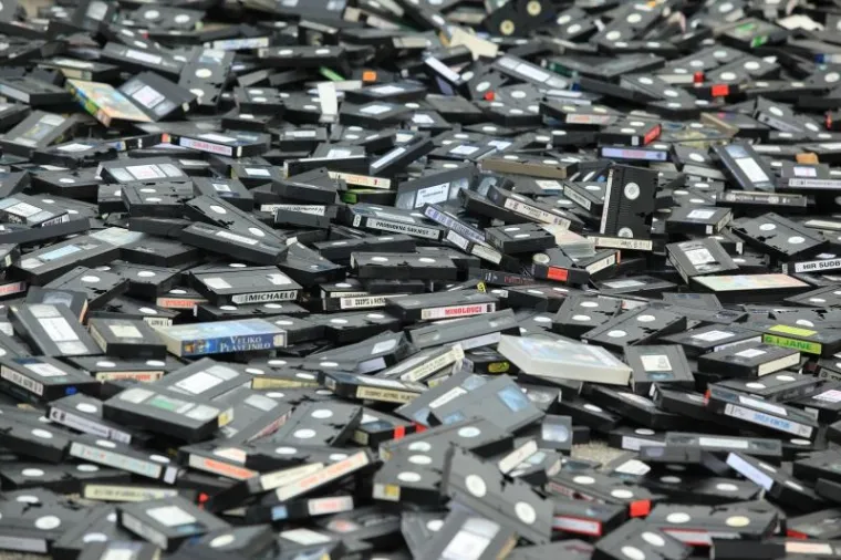 PXL pirati dvd vhs Totalno uni&scaron;tenje piratskih DVD-a VHS-a