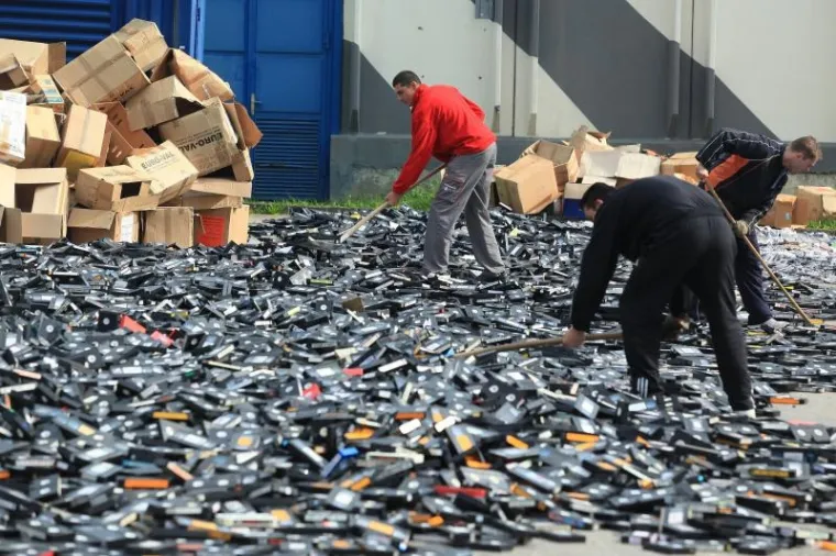 PXL pirati dvd vhs Totalno uni&scaron;tenje piratskih DVD-a VHS-a