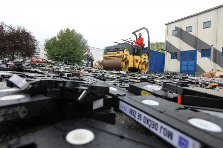 PXL pirati DVD VHS Totalno uni&scaron;tenje piratskih DVD-a VHS-a