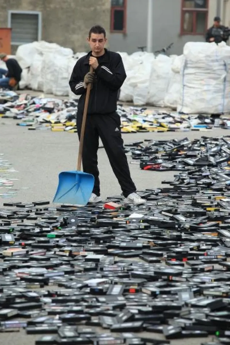 PXL pirati dvd vhs Totalno uni&scaron;tenje piratskih DVD-a VHS-a