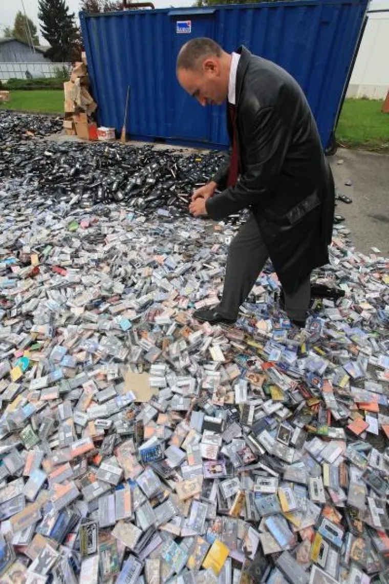 PXL pirati dvd vhs Totalno uni&scaron;tenje piratskih DVD-a VHS-a