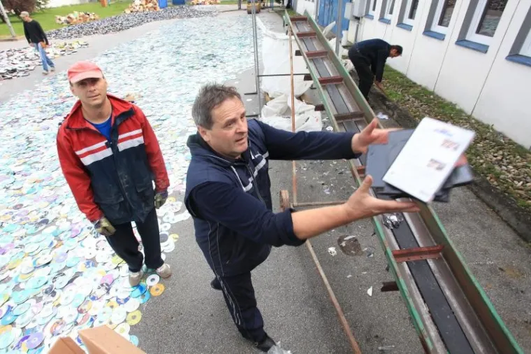 PXL pirati dvd vhs Totalno uni&scaron;tenje piratskih DVD-a VHS-a