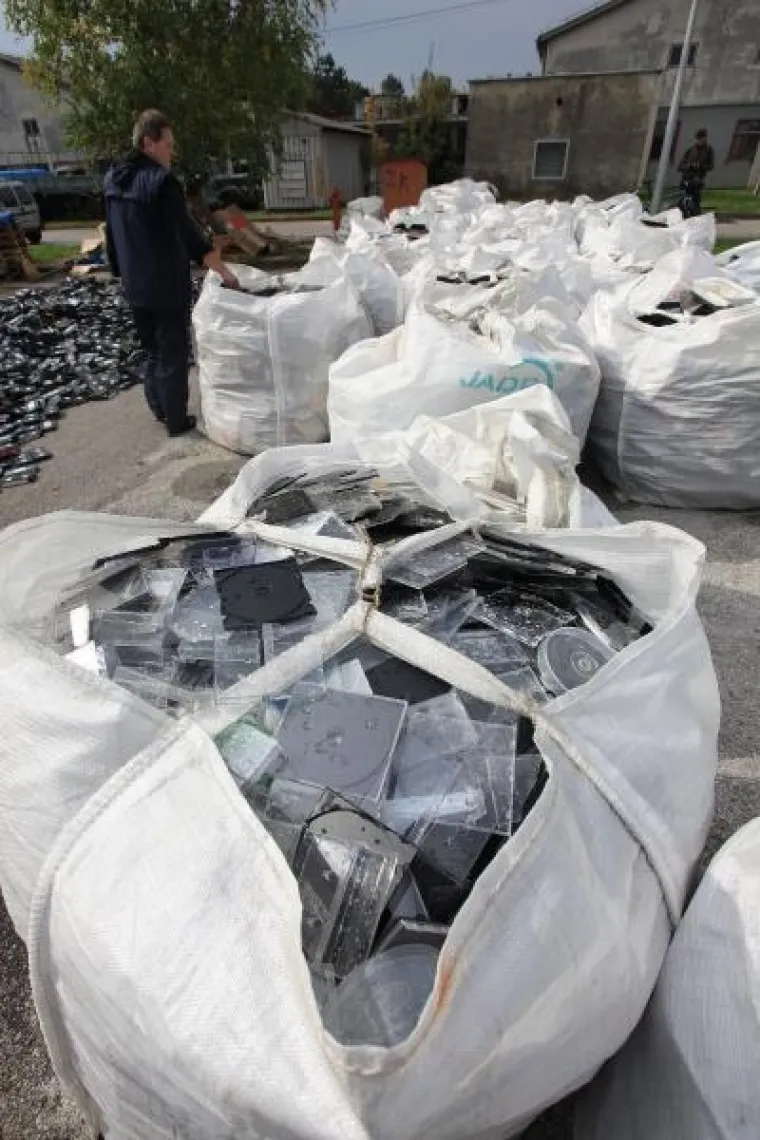 PXL pirati dvd vhs Totalno uni&scaron;tenje piratskih DVD-a VHS-a