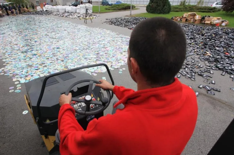 PXL pirati dvd vhs Totalno uni&scaron;tenje piratskih DVD-a VHS-a