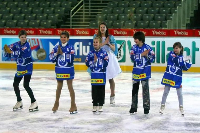 PXL bajka na ledu, klizanje PXL bajka ledu, klizanje