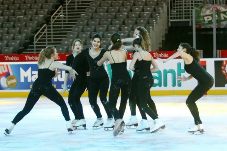 PXL bajka na ledu, klizanje PXL bajka ledu, klizanje