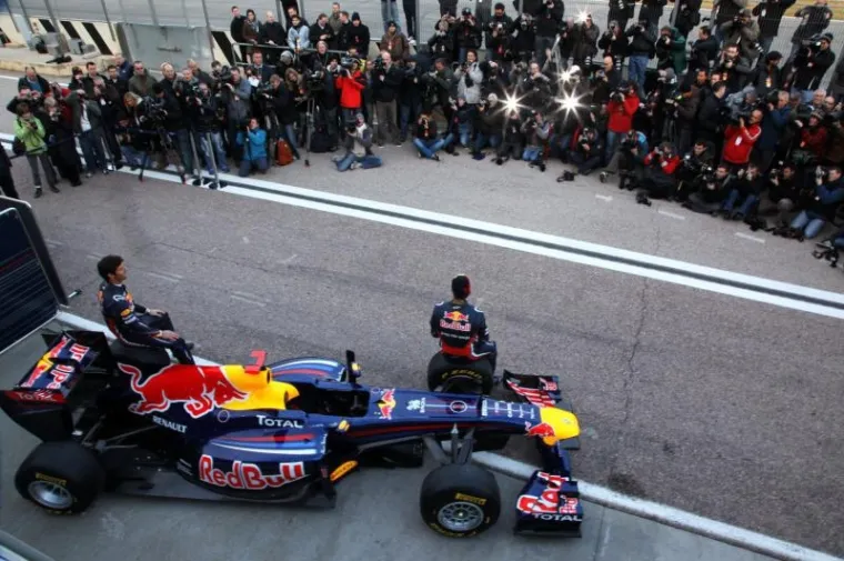 red bull weber i vettel poziraju red bull weber vettel poziraju