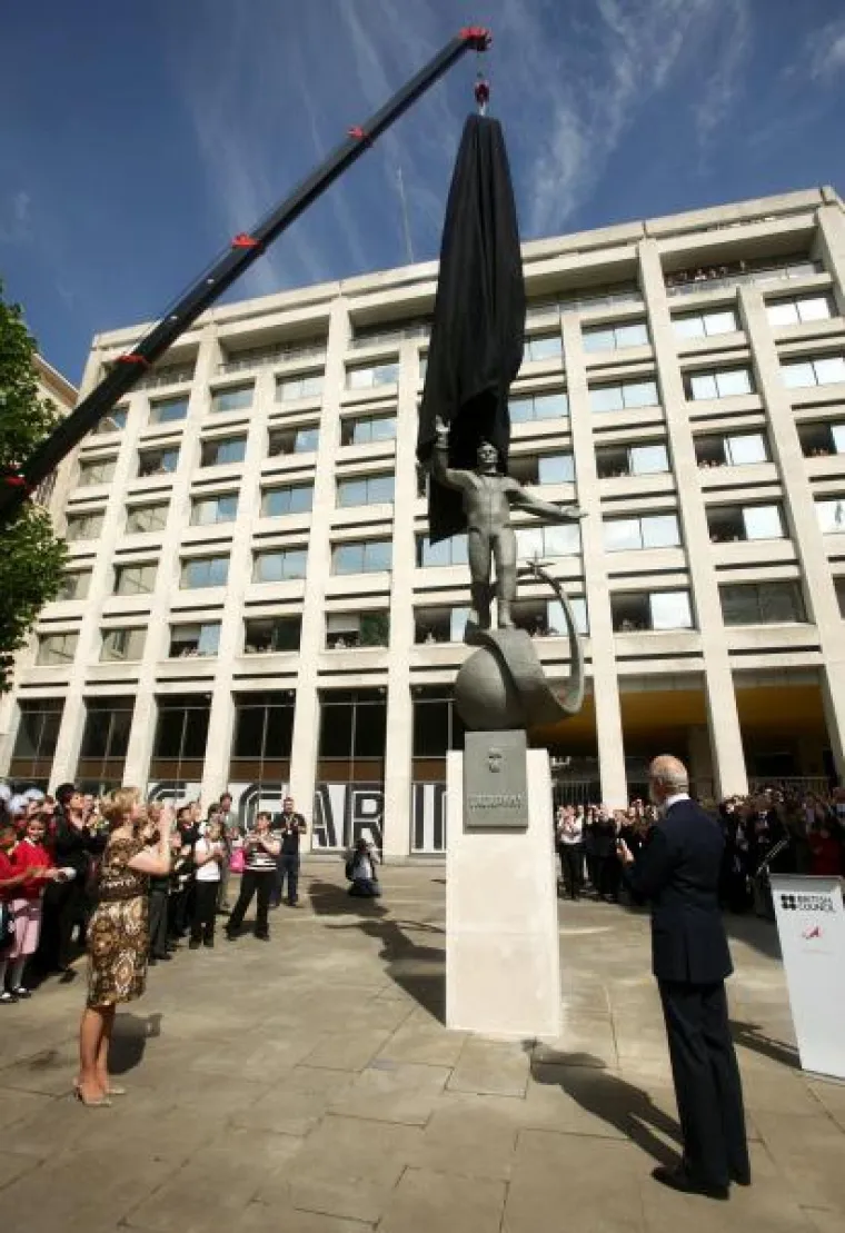 Vojvoda od Kenta i Jelena Gagarina ispred spomenika ruskom astronautu u sredi&scaron;tu Londona